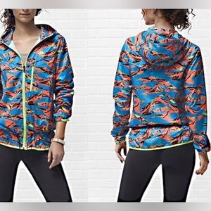 NIKE Lightweight Packable Camouflage Trail Running Hooded Rain Jacket. Size S